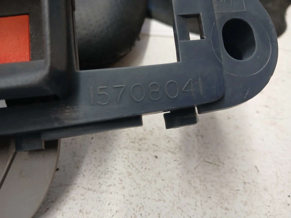 Manija de puerta interior izquierda Chevrolet Suburban 1500 1995-99 15708041 azul fabricante de equipos originales usada Foto 2 de 4