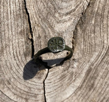Ancienne Petite bague  Sceau en Bronze  - Monogramme du Christ   !