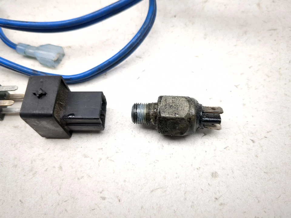 07-12 Harley Ultra Classic Electra FLHTCUSE3 Juego de relés Interruptor de freno de batería Foto 4 de 4