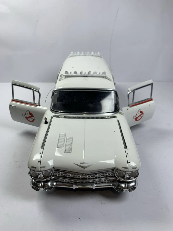 Hot wheels Ghostbusters Ecto-1 1959 Cadillac Hotwheels 1:18 - Image 3 of 4