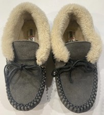 Minnetonka Gray Fur Lined Moccasins Slippers Sz 7 Women  s Comfy