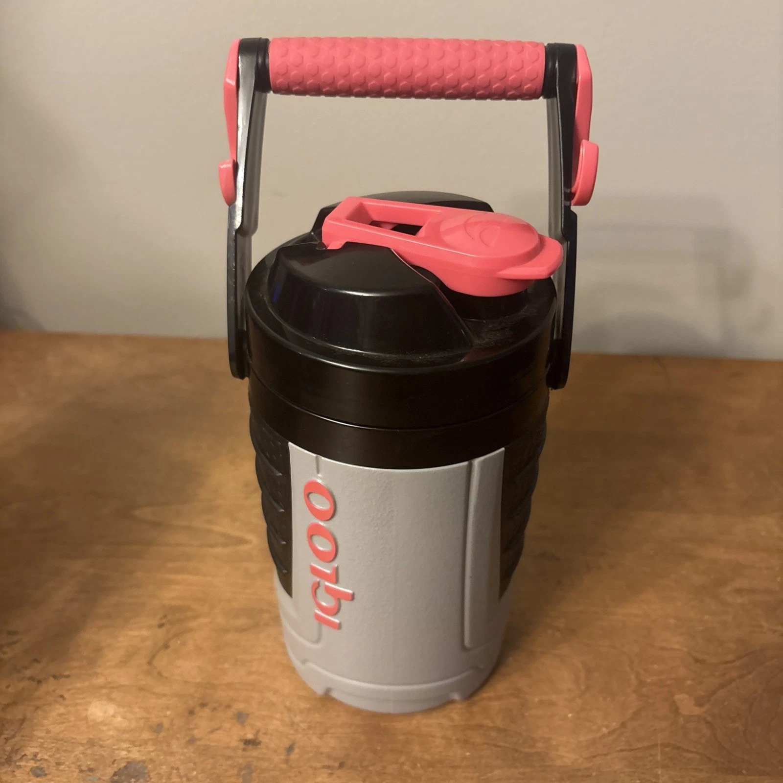 Igloo Latitude Pro Hook Beverage/Water Cooler ~ 2 Quarts ~ Insulated