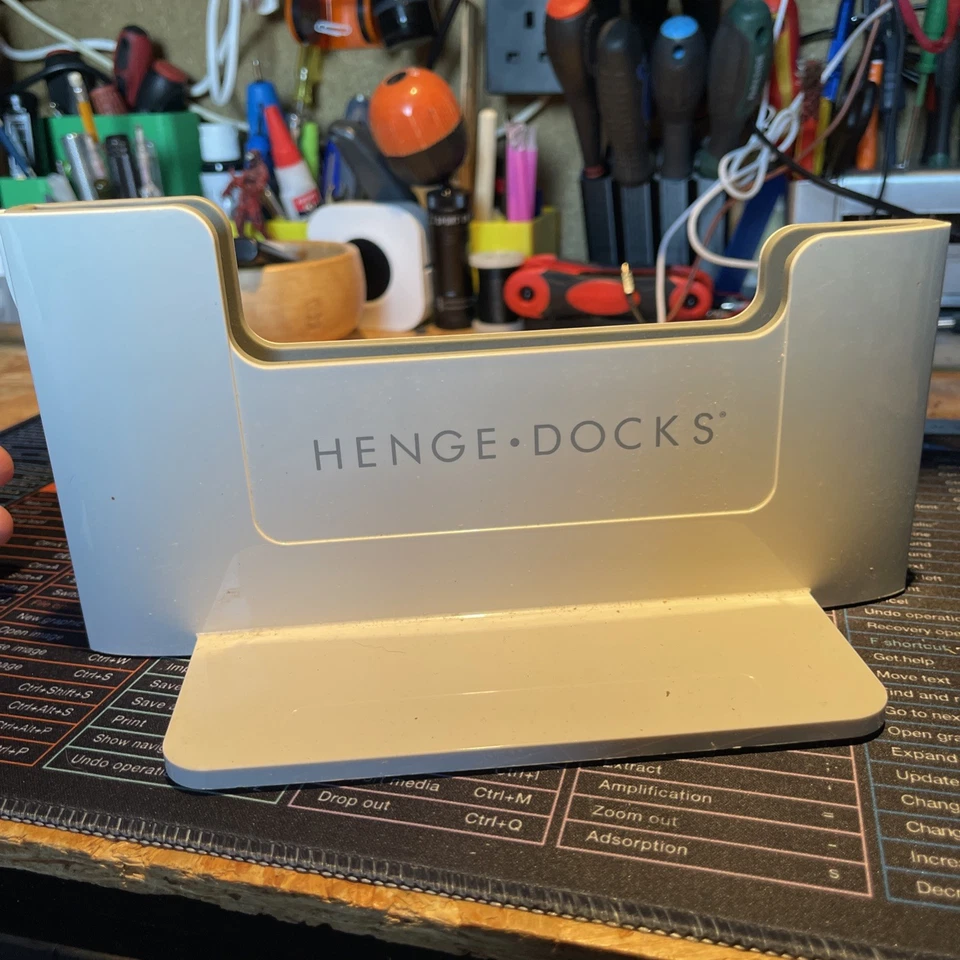 Henge Docks Vertical Docking Station for 13" MacBook Air, version B, HD02VB13MBA - Image 2 of 4