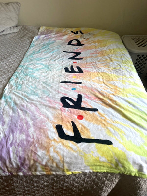 FRIENDS SUMMER SOFT TIE DYE LICENSED BEACH TOWELL 34'' X 64'' WARNER BROTHERS RARE