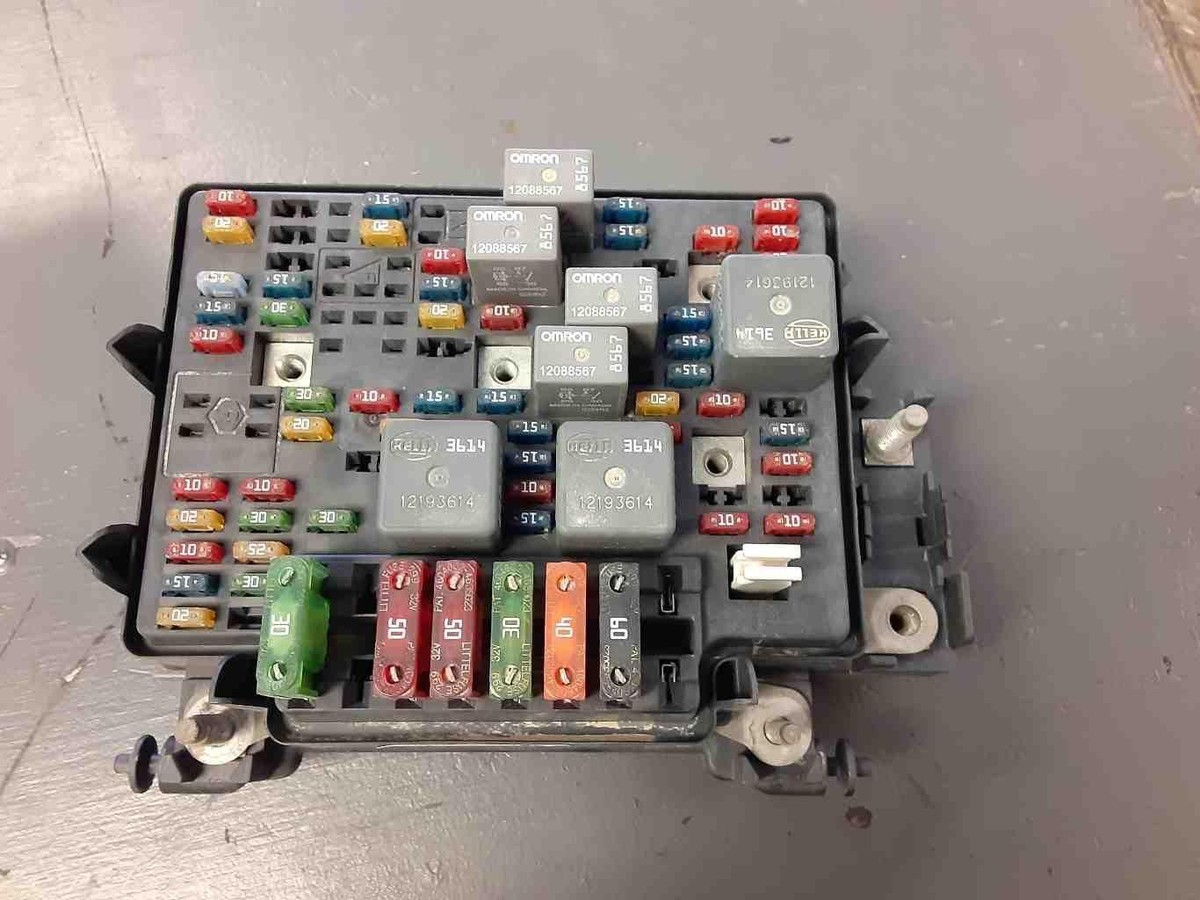 2000-2002 CHEVY SILVERADO 1500 Engine Fuse Box PART