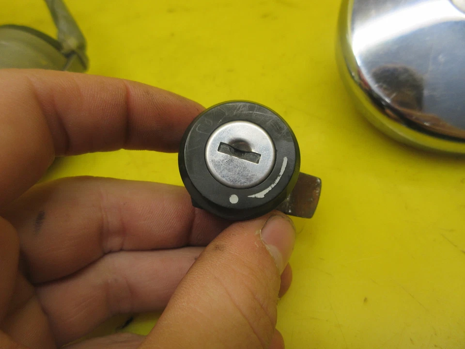 OEM 04-09 KAWASAKI VULCAN 2000 IGNITION LOCK KEY SET W/ GAS CAP AND SEAT LOCK - Image 4 of 4