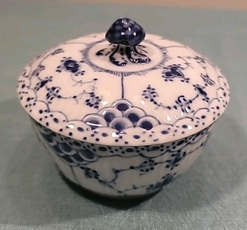 Royal Copenhagen Denmark - Blue Fluted Half Lace - 657 Covered Sugar Bowl - Picture 1 of 13
