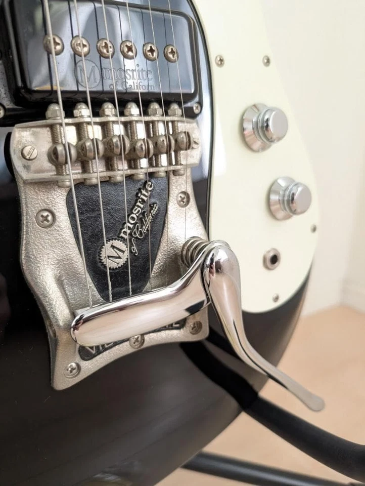 Guitarra Eléctrica Mosrite Super Custom '65 Negra Usada Totalmente Funcional con Estuche Rígido Foto 3 de 4