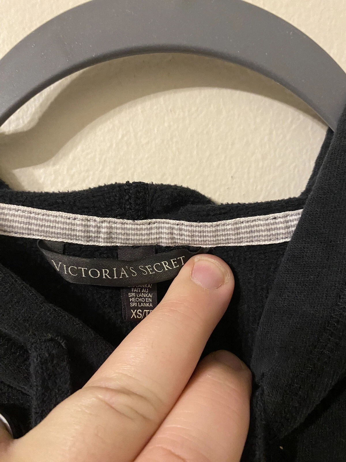 UNDERCOVER Felpa con cappuccio da donna Victoria's Secret Everyone Loves An Angel nera taglia XS