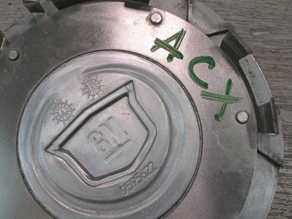 Cadillac XLR 2004-2009 JUEGO DE TAPACUBOS CENTRALES DE RUEDA 9595622 Foto 2 de 4