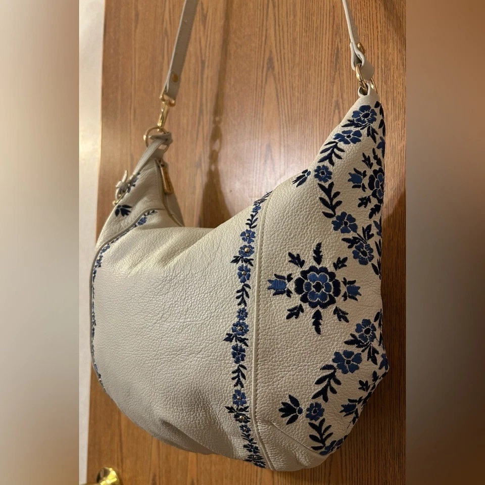 Hobo floral bordado couro genuíno Tommy Bahama - Imagem 2 de 4