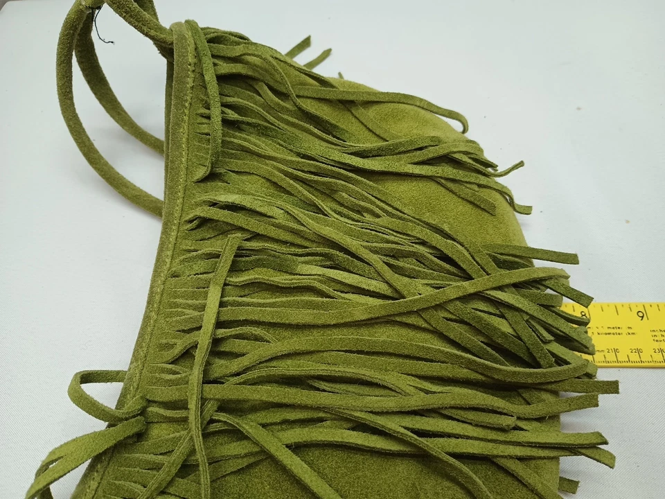 Bolso de Mano American Eagle Outfitters Gamuza con Flecos Verde Motociclista Elegante, Usado en Excelente Condición Foto 3 de 4