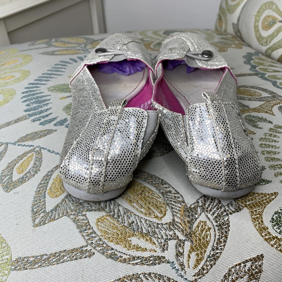Zapatos planos para mujer Mad Love plateados brillantes talla 7 Foto 3 de 4