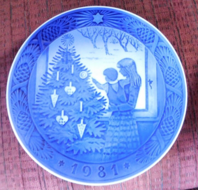 1981 Royal Copenhagen ''Admiring The Christmas Tree'' Collectors Plate