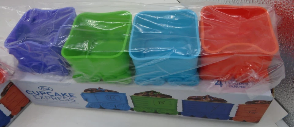 Set of 2 FRED Cupcake Express Silicone Train Cupcake Molds Foto 3 de 4