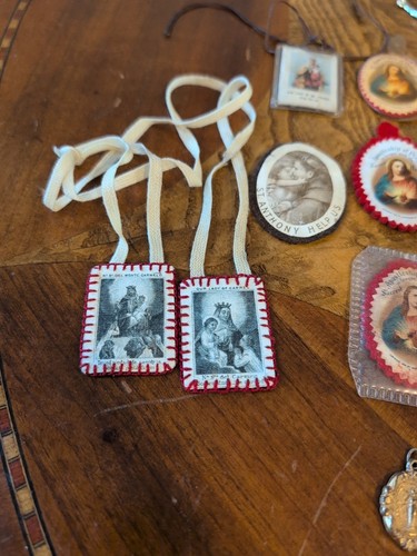 Riesiges Lot Katholische Heilige Medaillen Skapulas Statuen Kruzifix Antiquitäten und Vintage - Bild 10 von 13