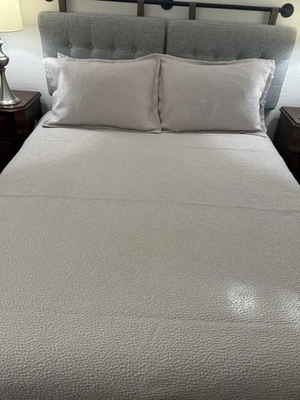 Light Gray Jacquard Queen Coverlet 100% CottonCover 2 Shams Barbara Barry Luxury - Image 1 of 4