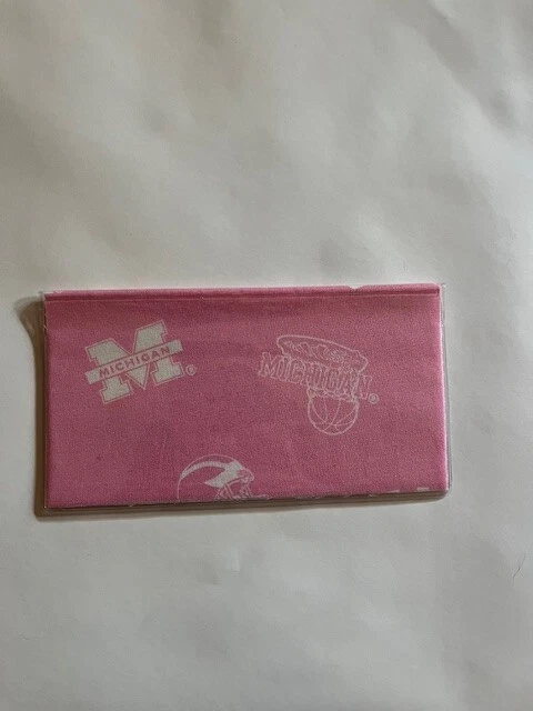Cubierta de chequera rosa Michigan Wolverine Foto 2 de 2