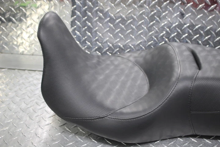 2008 - 2017 年 Harley Davidson Touring 低原始设备制造商库存座椅垫 P52000157 — 第 4/4 张图片
