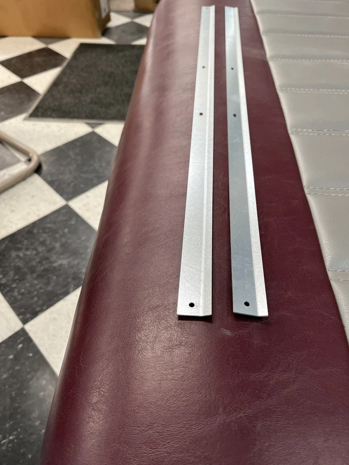 Par de soportes delanteros moldeados panel basculante SS inferior Buick Skylark GS 1970-72 - Nuevo Foto 3 de 3