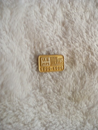 PC- GOLD TONE US PIPE 100 YEARS 1899-1999 PIN #29812 (MINT CONDITION!! - Picture 3 of 8