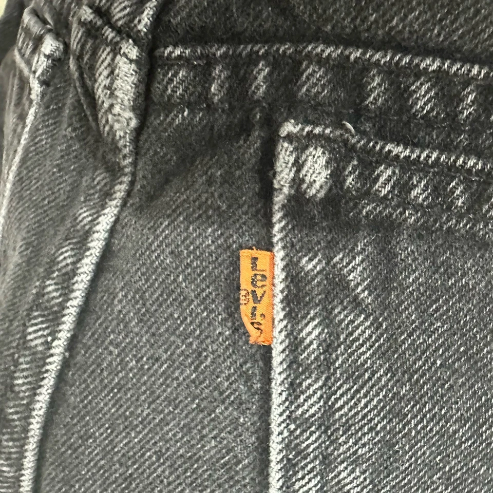 Vintage Levis 550 Shorts Women 29 Black Denim Orange Tab Cut Off Jeans 90s Y2K - Image 3 of 4