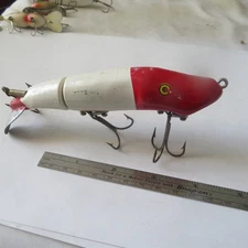 FISHING LURE C. C. ROBERT'S 5½" MUD PUPPY WOOD REAR SPIN MUSKIE BAIT RED & WHITE