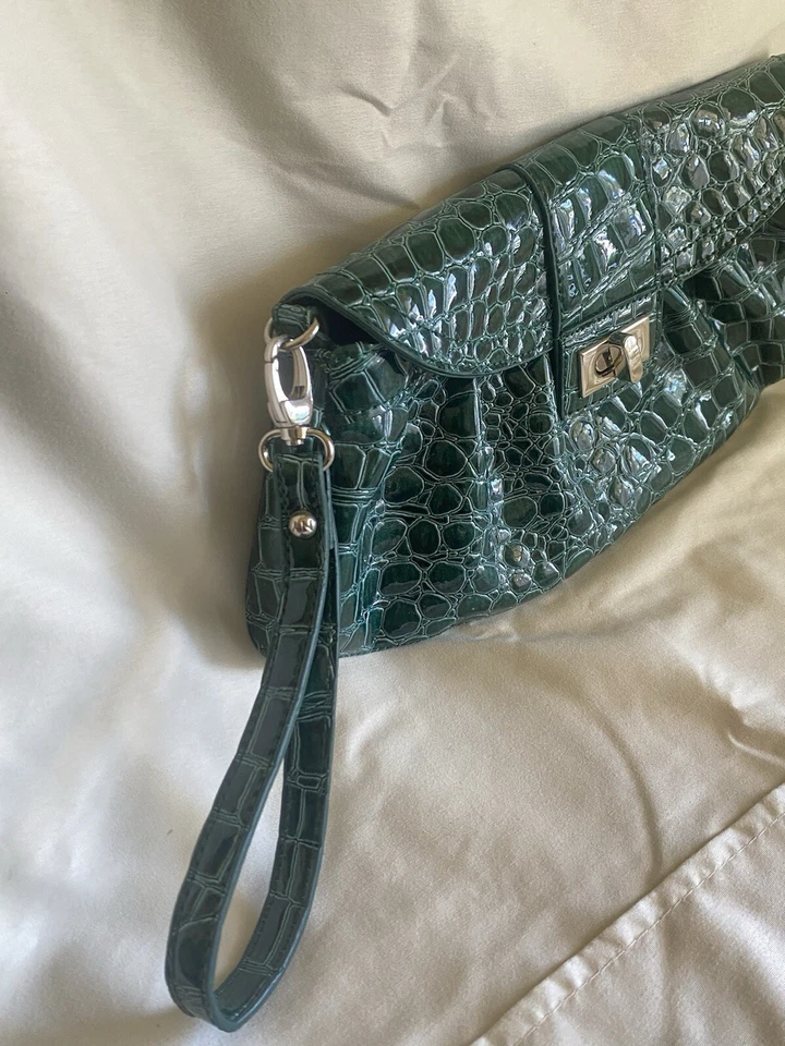 Bolso sin asas para mujer NY & Co muñeca verde esmeralda cocodrilo plateado bloqueo giratorio  Foto 3 de 4