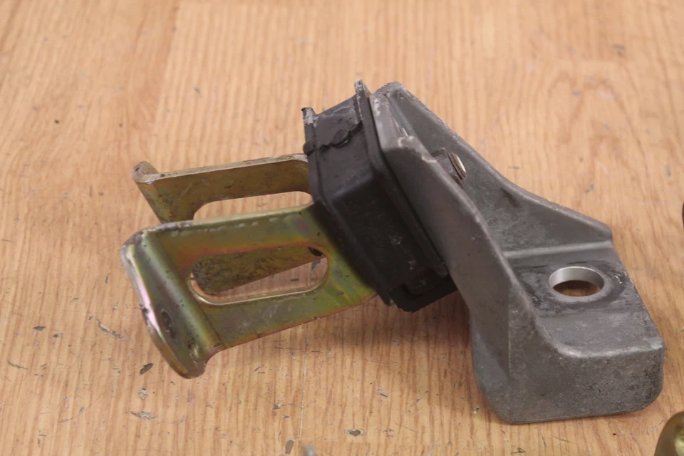 1997 年 YAMAHA VMAX 700 SX 电机支架/发动机支架皮带 — 第 2/4 张图片