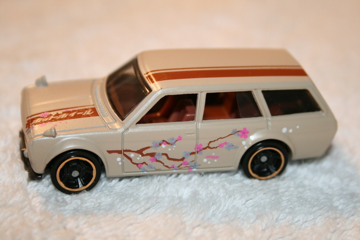 ミニカー Hotwheels Datsun 510 wagon moon custom Custom Hot Wheels - 1971 Datsun 510 Wagon - MOMO Red Yellow