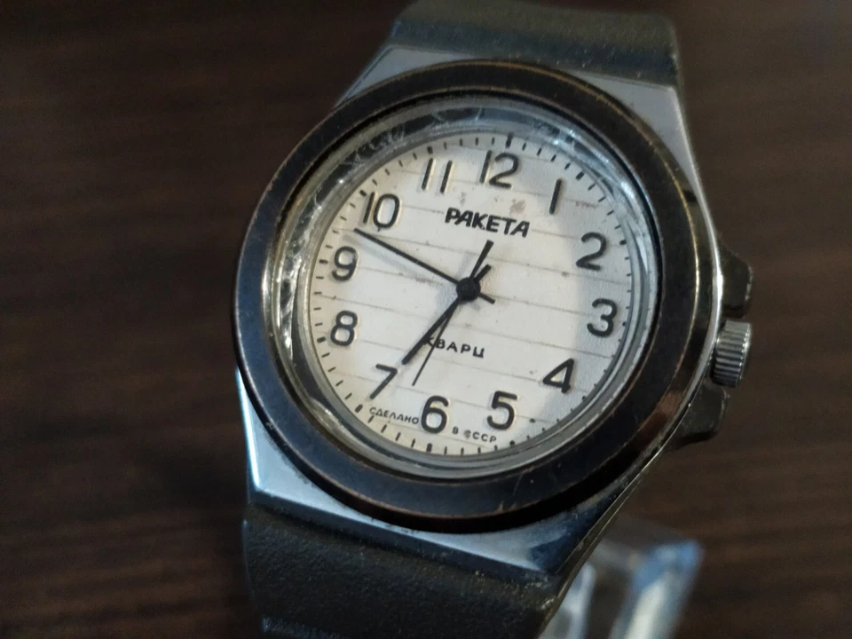 Reloj SLAVA Vintage Cuarzo Soviético URSS Raro Dial Exclusivo Foto 3 de 4