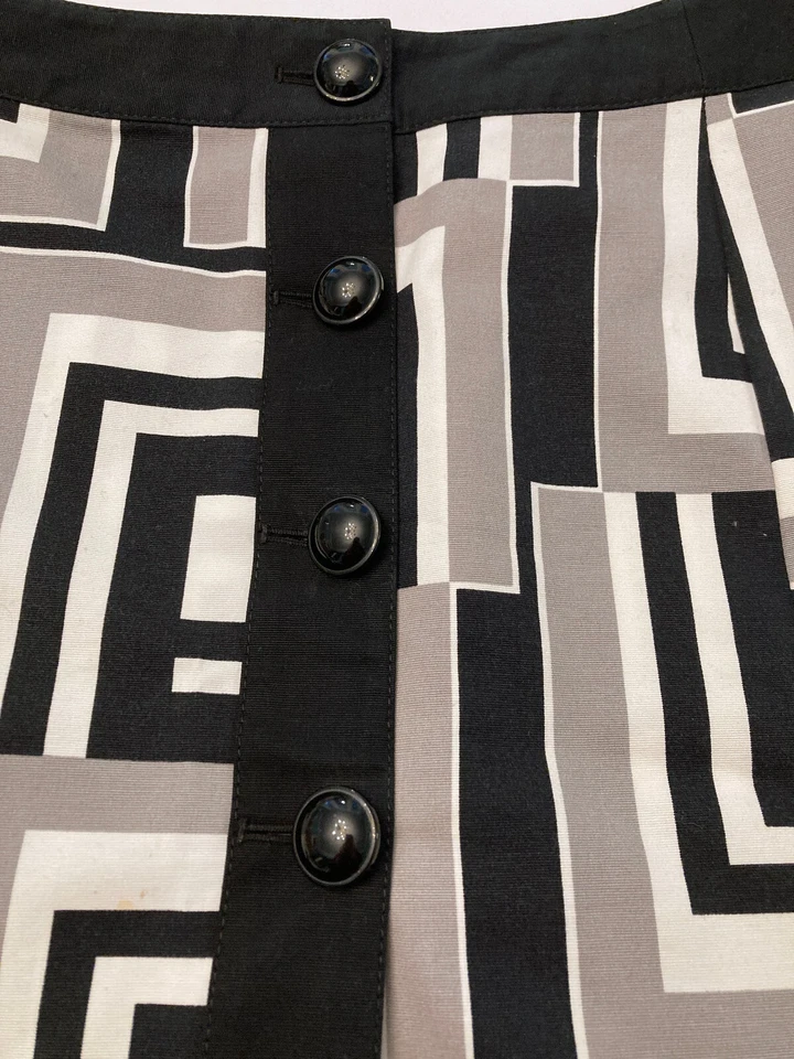 Falda envolvente Ann Taylor para mujer 4 botones frontal patrón geométrico negro blanco topo Foto 3 de 4