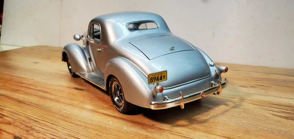 1:18 1936 Pontiac DeLuxe - Bild 4 von 4
