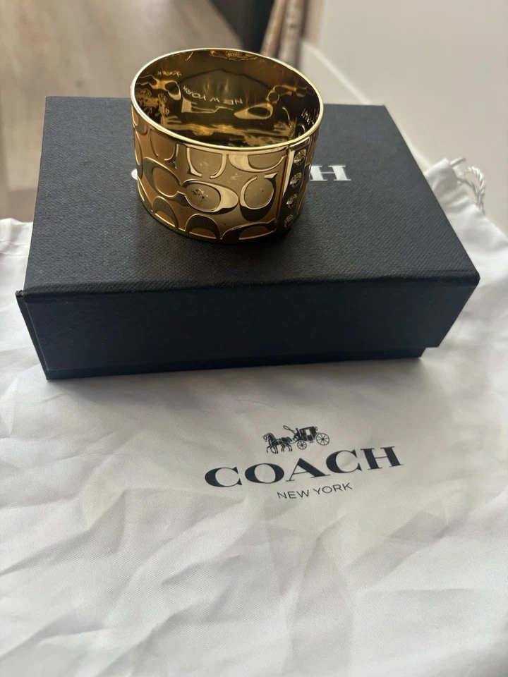 Brazalete Coach Signature C dorado extra ancho - Raro Foto 4 de 4