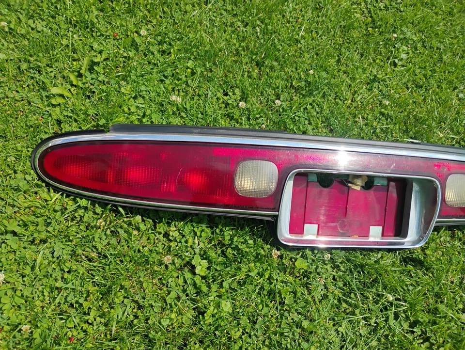 1995-1999 Buick Riviera Rear Taillight Finish Panel Assembly  Lamp Original OEM  Foto 3 de 4