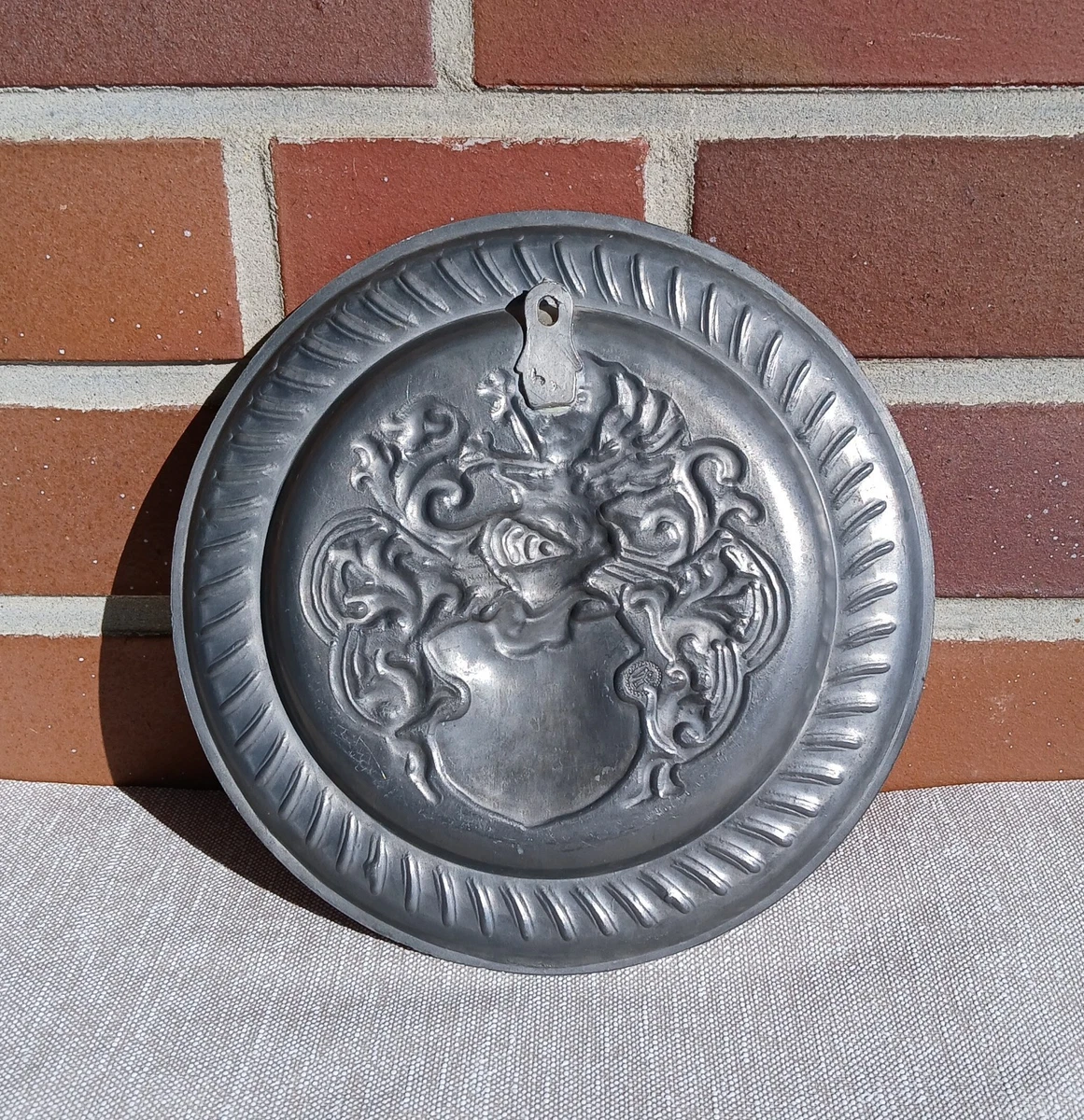 Zinn Wandteller, Wappen Und Ritterhelm Geprüftes Zinn 797 gr.