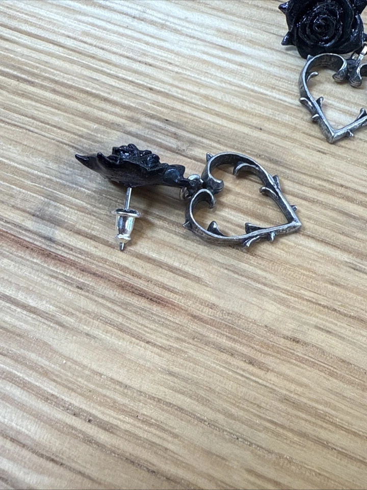 Pendientes Alquimia Gótica Amor Herido Rosa Negra Espina Corazón Peltre Victoriano Emo Foto 3 de 4