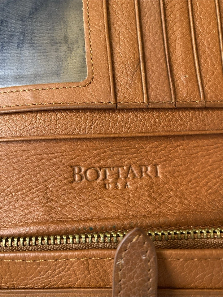 Cartera Bottari con estampado de cocodrilo en relieve en cuero marrón. Foto 4 de 4