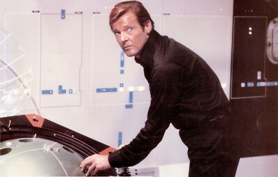 JAMES BOND 007 MOONRAKER STRENG GEHEIM: 1 Foto (ca.13x18cm)  ROGER MOORE -24-