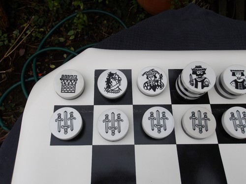Seltenes & ungewöhnliches GROSSES Schach/Flachschach - Vinyl Spielbrett mit Kunststofffiguren - Bild 7 von 23