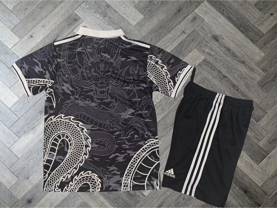 Kit Fútbol Infantil Real Madrid Edición Dragón Negro Foto 2 de 4