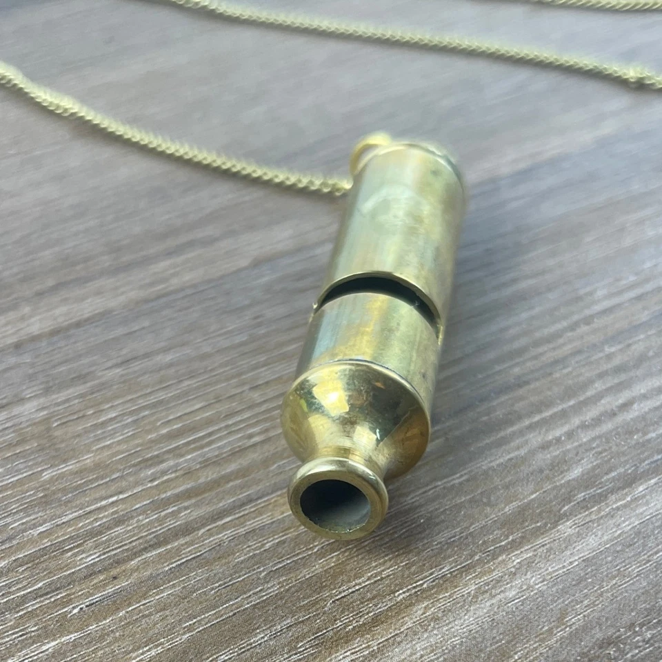 Silbato vintage de latón con cadena de collar Foto 3 de 4