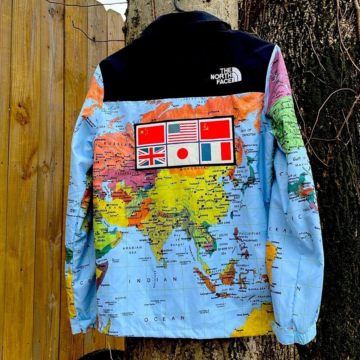 Supreme The North Face expedition coaches jacket size M NWT