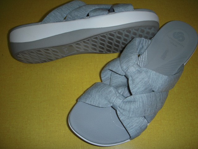 suit and tie with sneakers