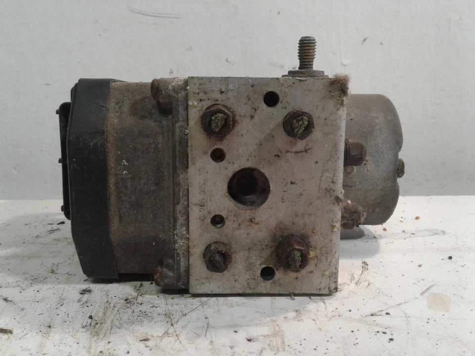 Conjunto de bomba y motor ABS usado se adapta a: Saturn serie L 2002 grado de montaje Foto 2 de 4