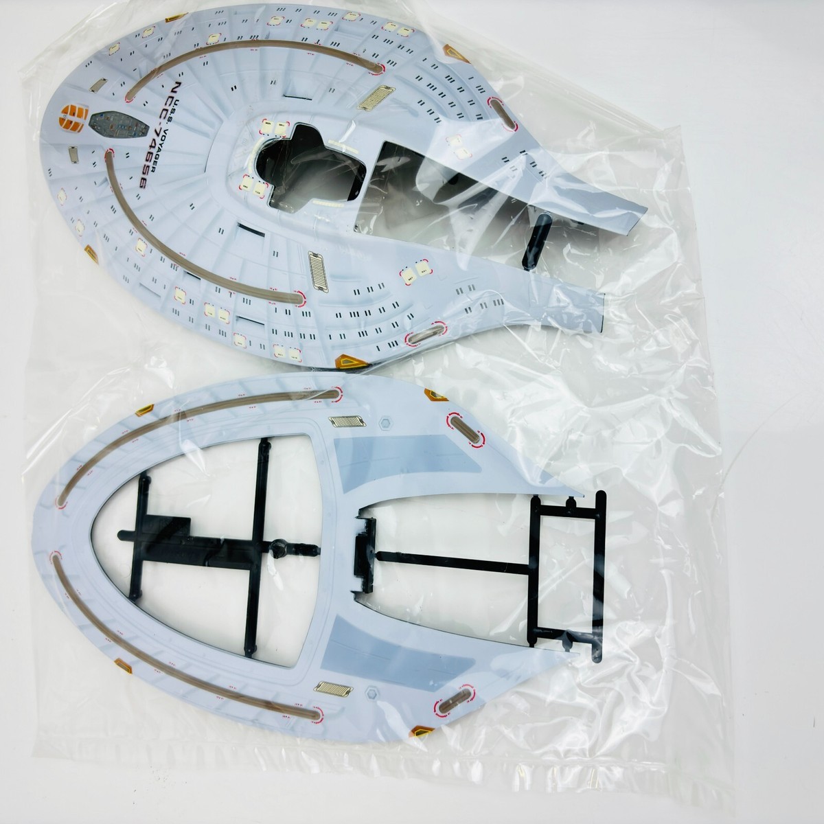 BANDAI Star Trek NCC-74656 U.S.S. VOYAGER 1:850 1/850 Scale Model