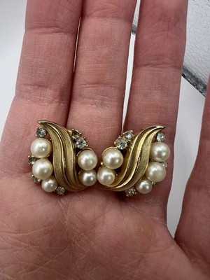 Vintage Crown Trifari Faux Pearl Gold Tone Leaf Clip On Earrings Signed