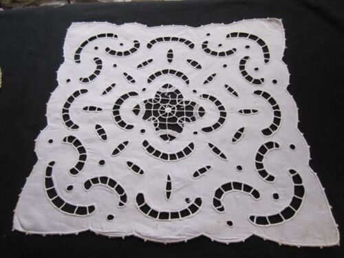 Ancien napperon en lin broderies Richelieu