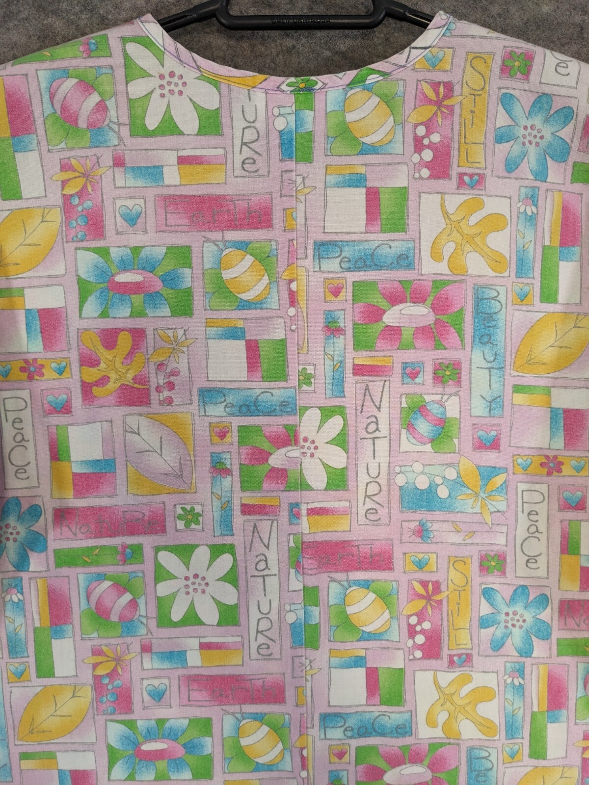 SB Scrubs Top Women Small Pink Blue Yellow Flower Peace Bees Short Dolman Sleeve