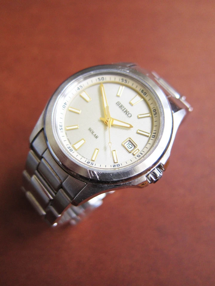 Reloj para hombre SEIKO V147-0AR0 solar de acero inoxidable con esfera champán (JDM) Foto 3 de 4